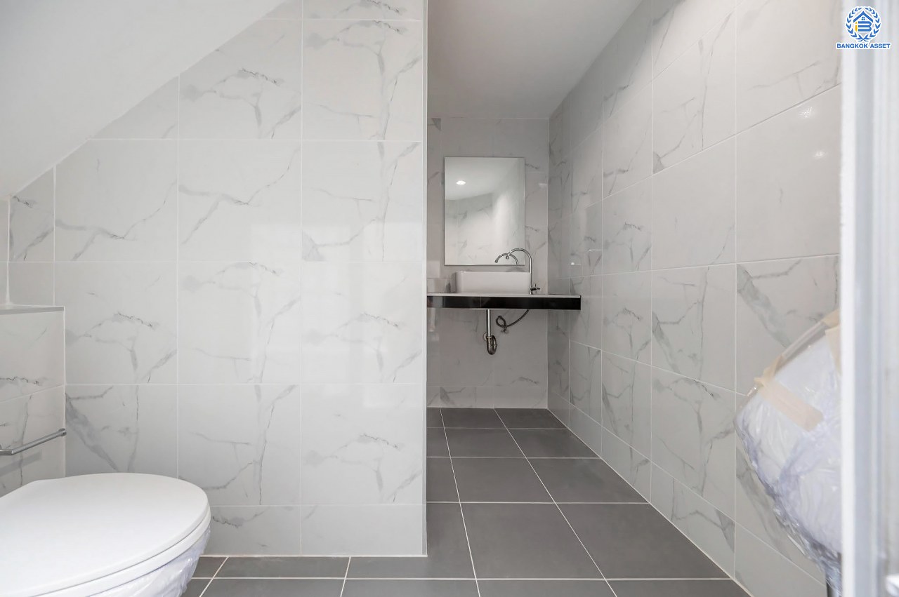 บ้านมือสองตกแต่งใหม่ โครงการ โนเบิล วานา วัชรพล ดีไซน์สุดโดดเด่น เนื้อที่ 101 ตร.ว. ฟังก์ชันจัดเต็ม 3 ห้องนอน 4 ห้องน้ำ 1 ห้องแม่บ้าน จอดรถได้ 2 คัน บนทำเลเดินทางสะดวก ใกล้เซ็นทรัลรามอินทรา, จุดขึ้นทางด่วน "สุขาภิบาล5-1" และรถไฟฟ้าสายสีชมพู "สถานีวัชรพล"